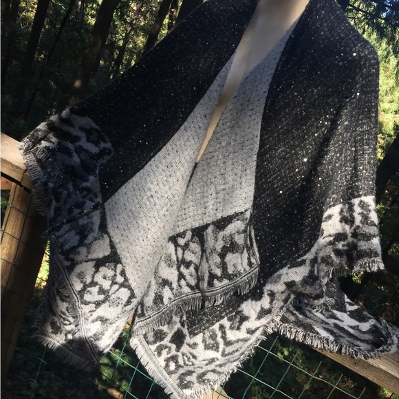 Vince Camuto reversible cape poncho in shades of gray HP24 - Picture 12 of 12